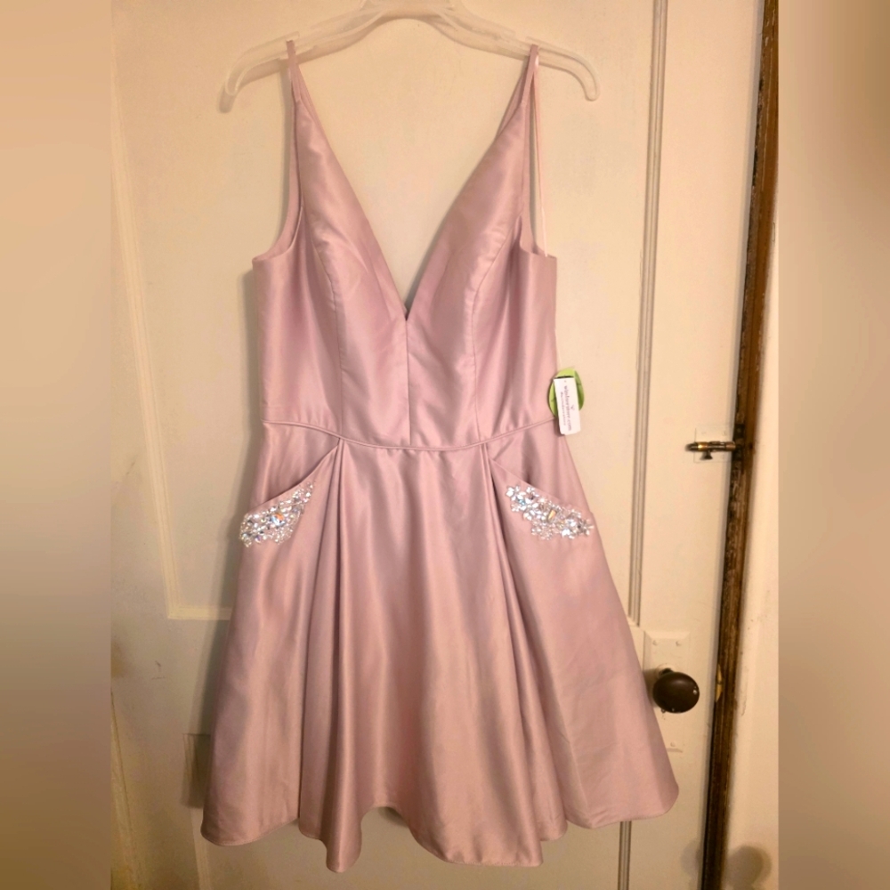 New Windor Stores JUNIORS, Size 11, Short Beige/Pinkish FORMAL DRESS